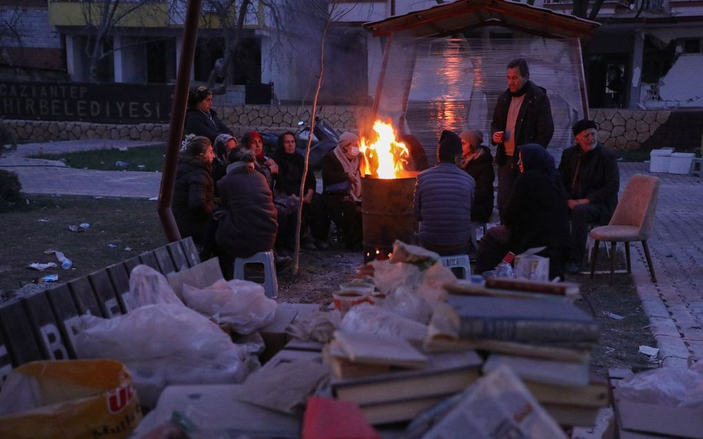 Mensen warmen zich aan een vuurtje in Islahiye. beeld AFP, Zein Al RIFAI