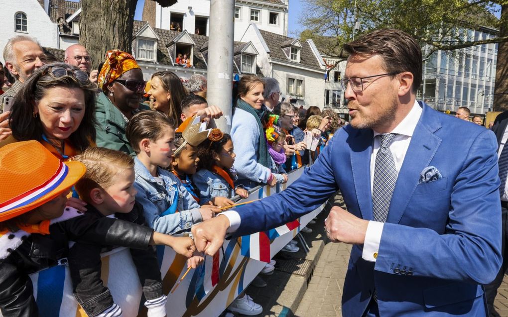 Handen schudden op Koningsdag. beeld ANP, Patrick van Katwijk