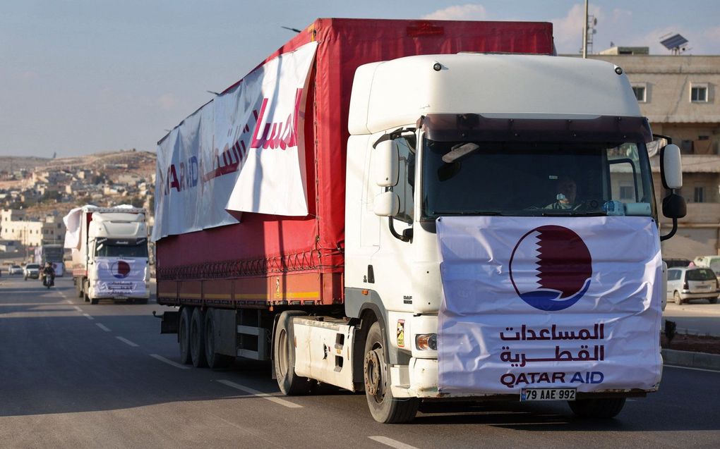 Een konvooi met hulpgoederen uit Qatar rijdt bij de Turks-Syrische grensovergang Bab al-Hawa de Syrische provincie Idlib binnen. beeld AFP, OMAR HAJ KADOUR