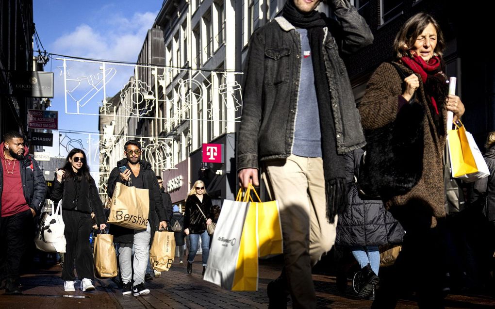 Winkelend publiek in de Kalverstraat, Amsterdam. beeld ANP, RAMON VAN FLYMEN