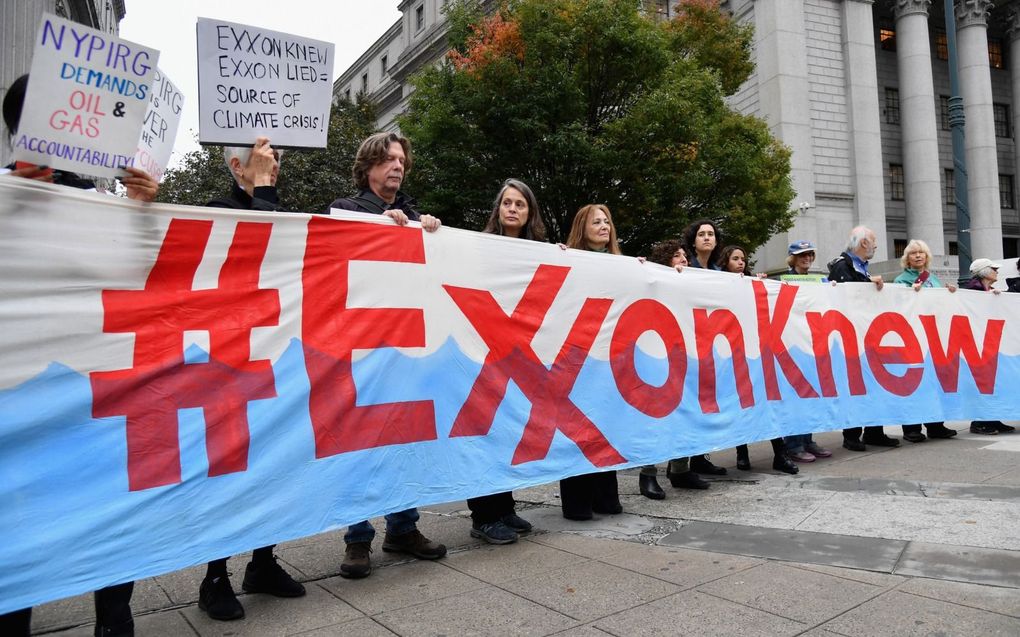 Klimaatactivisten protesteerden in 2019 in New York tijdens de eerste dag van een rechtszaak tegen Exxon Mobil. Het oliebedrijf staat terecht voor misleiding over klimaatverandering.   beeld AFP, Angela Weiss