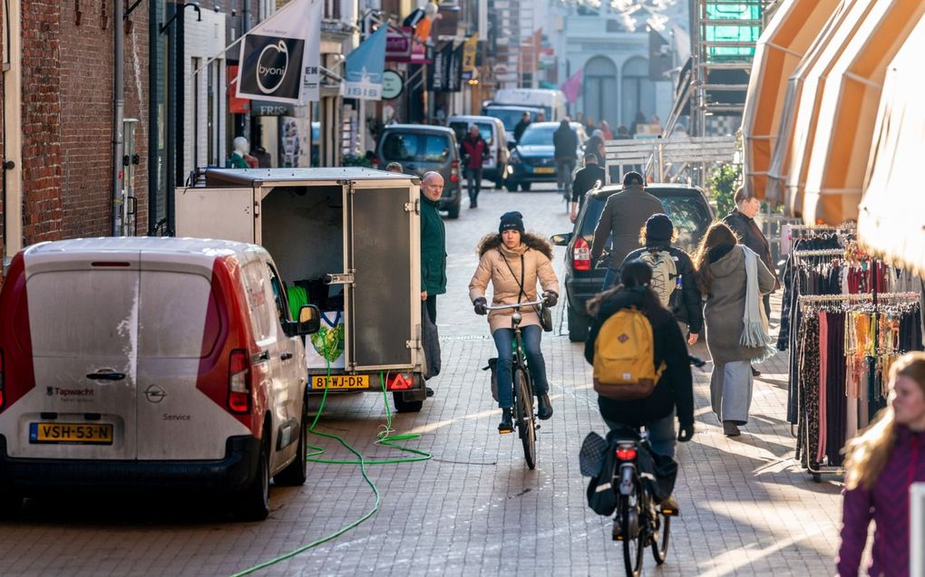 De Folkingestraat valt in het venstertijdengebied waar laden en lossen alleen tussen 05.00 en 12.00 uur is toegestaan. beeld Reyer Boxem