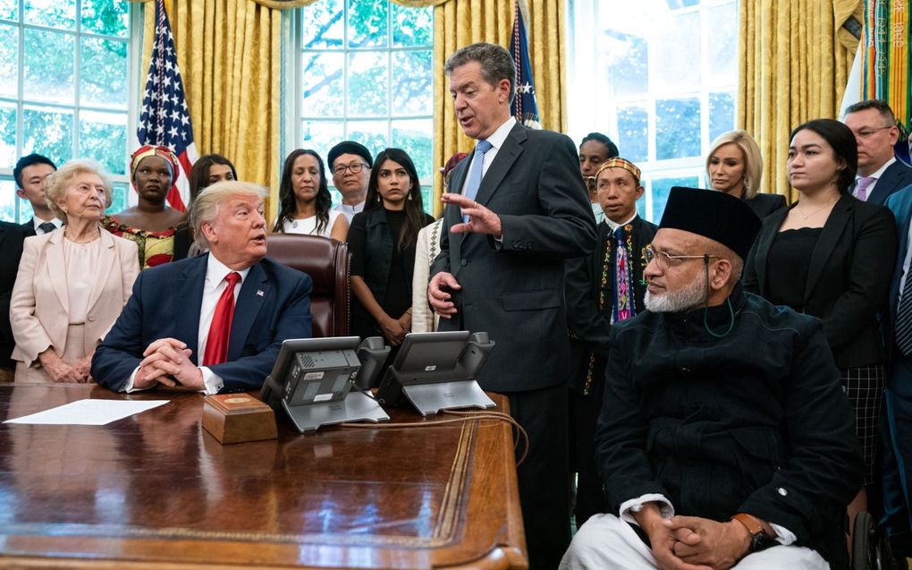 President Donald Trump verwelkomde in 2019 slachtoffers van religieuze vervolging in het Oval Office. beeld EPA, Kevind Dietsch