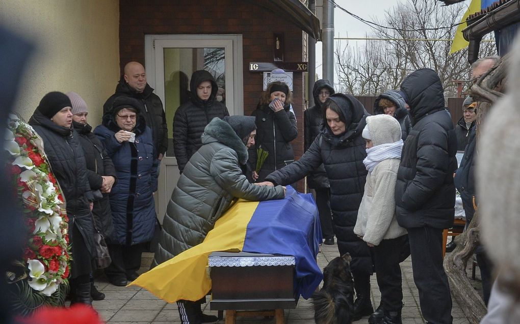 Familie, vrienden en bekenden nemen afscheid van een gesneuvelde Oekraïense militair. De oorlog in het oosten van het land verloopt buitengewoon bloedig. beeld EPA, Andrii Nesterenko