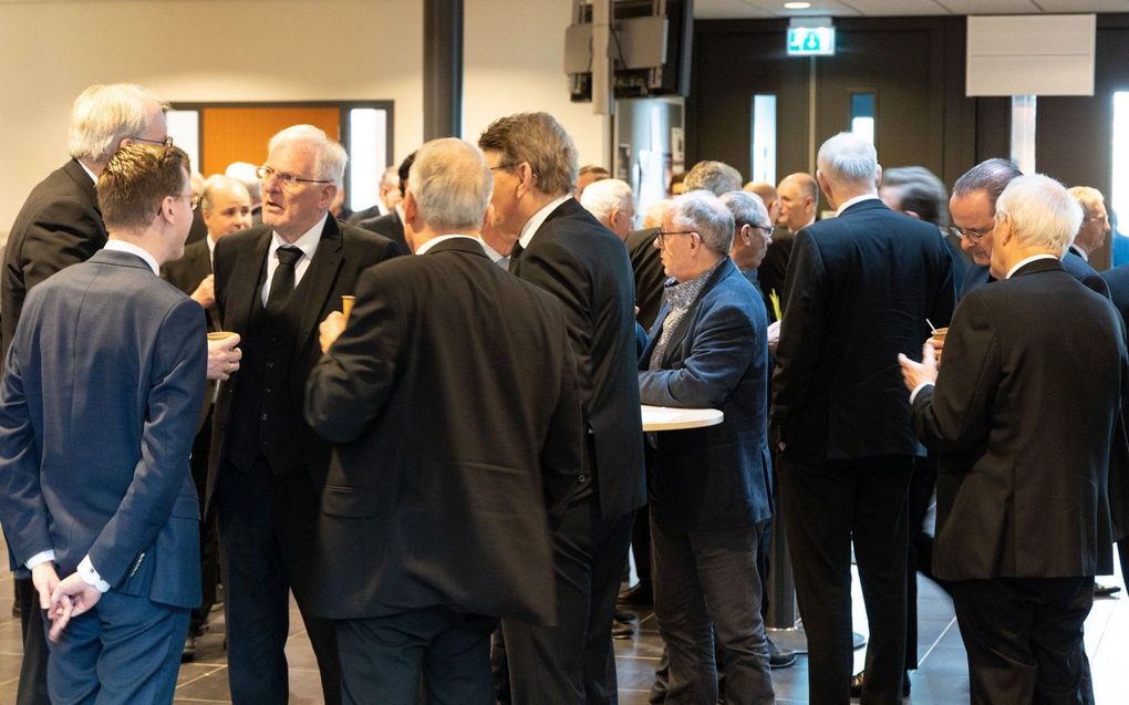 Pauze tijdens de synodevergadering in het kerkgebouw van de gereformeerde gemeente te Gouda. beeld RD, Anton Dommerholt