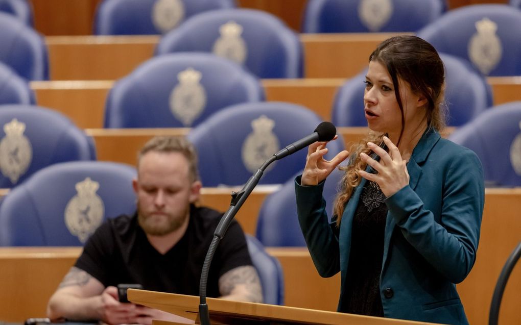 Lisa Westerveld (GroenLinks) tijdens een debat in de Tweede Kamer over de herinvoering van de basisbeurs. Links naast haar Peter Kwint (SP). beeld ANP, Robin van Lonkuijsen.