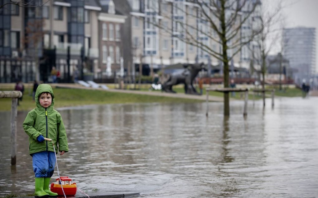 De kosten om klimaatverandering aan te pakken moeten eerlijk verdeeld worden, stelt de WRR. Foto: overstroming in Nijmegen. beeld, ANP, Robin van Lonkhuijsen