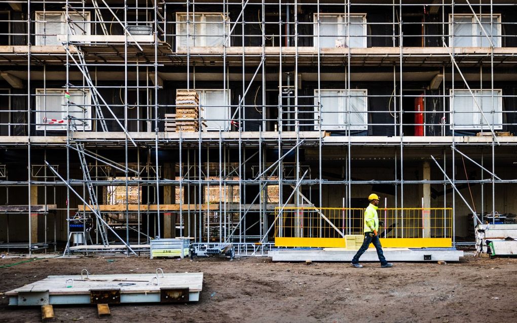 Bouwvakker bij een nieuwbouwproject in Vlaardingen. beeld ANP, Jeffrey Groeneweg