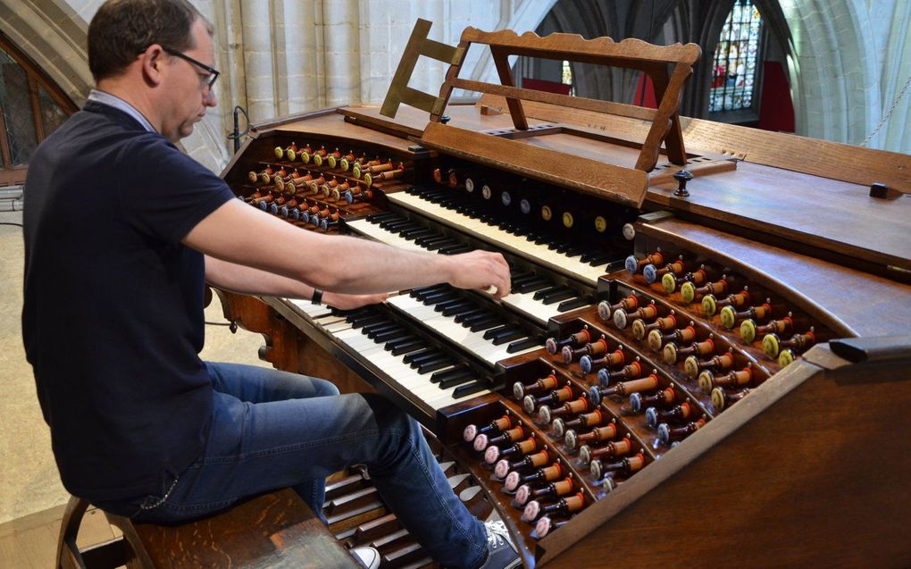 Peter Van de Velde achter de klavieren van het Schyvenorgel in de Antwerpse kathedraal. beeld RD