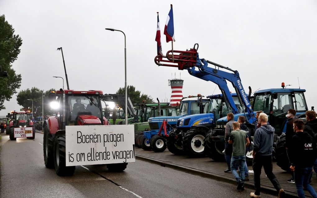 Boeren protesteren in 2020 bij Lelystad Airport. Eigenaar Schiphol kocht inmiddels drie boeren uit om een natuurvergunning voor de nieuwe luchthaven te regelen.  beeld ANP, Vincent Jannink