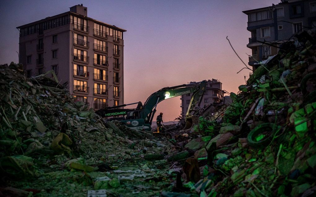 Een reddingswerker tussen het puin in Hatay. Beeld EPA, MARTIN DIVISEK