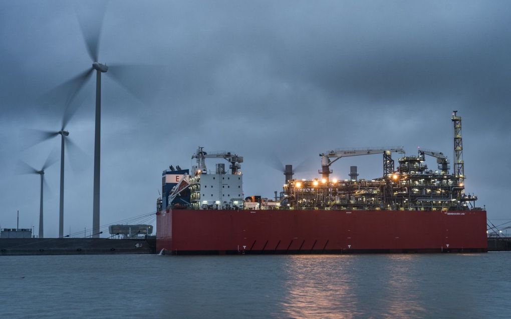 In de Groningse Eemshaven wordt op een drijvende terminal vloeibaar aardgas –LNG– in gasvorm omgezet.  beeld ANP, Siese Veenstra