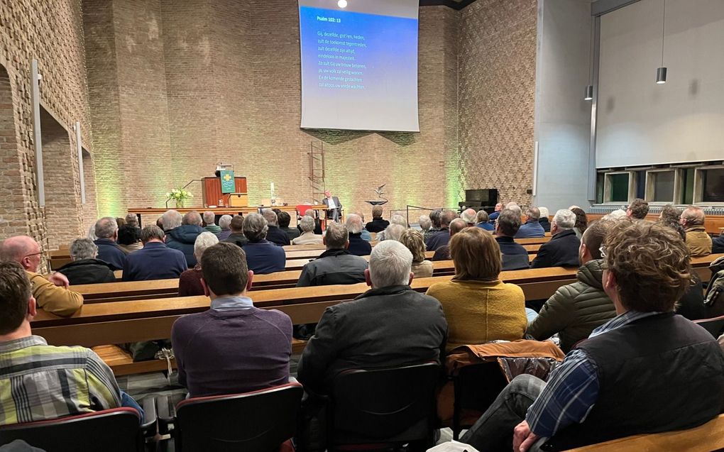 Aanwezigen luisteren in Gouda naar een betoog van Pieter Pel. beeld RD