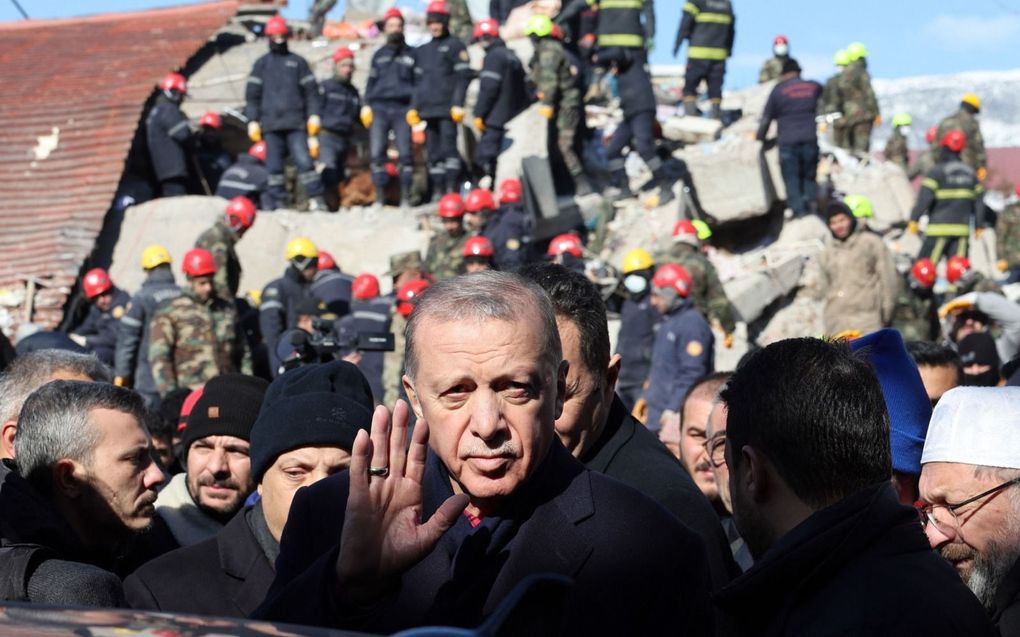 De Turkse president Recep Tayyip Erdogan bracht vorige week een bezoek aan de zwaarbeschadigde stad Kahramanmaras. beeld AFP, Adem Altan