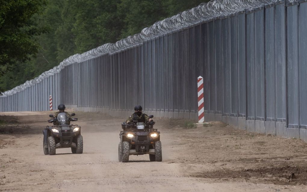 Patrouille langs de grensmuur tussen Polen en Wit-Rusland. beeld AFP, Wojtek Radwanski