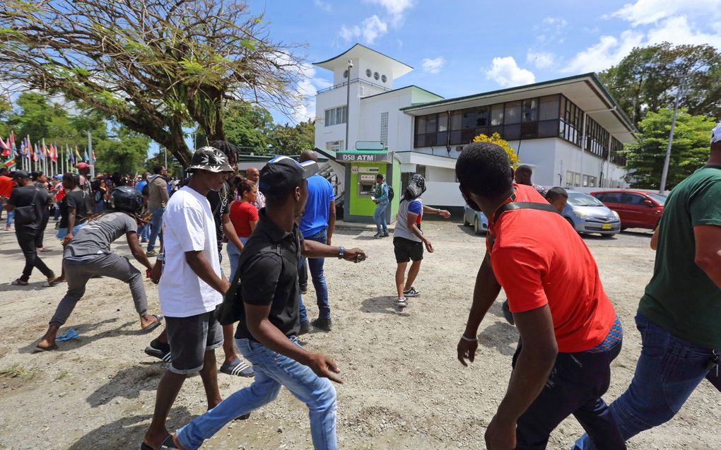 Protest bij het parlementsgebouw in Paramaribo. Beeld AFP, Ranu Abhelakh