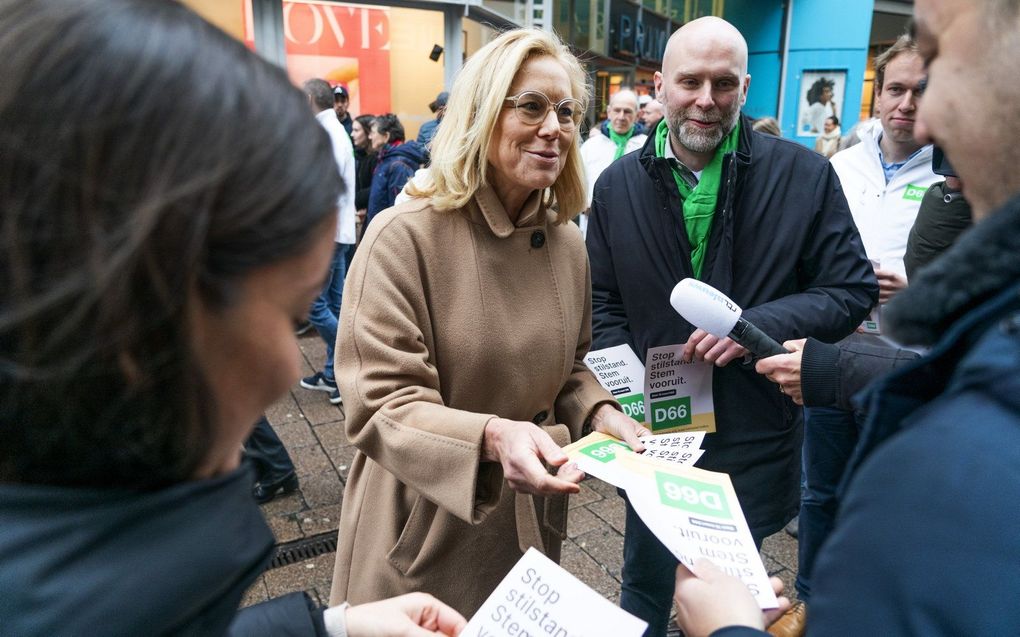 D66-leider Sigrid Kaag flyert zaterdag op straat in Arnhem. beeld ANP, JEROEN JUMELET