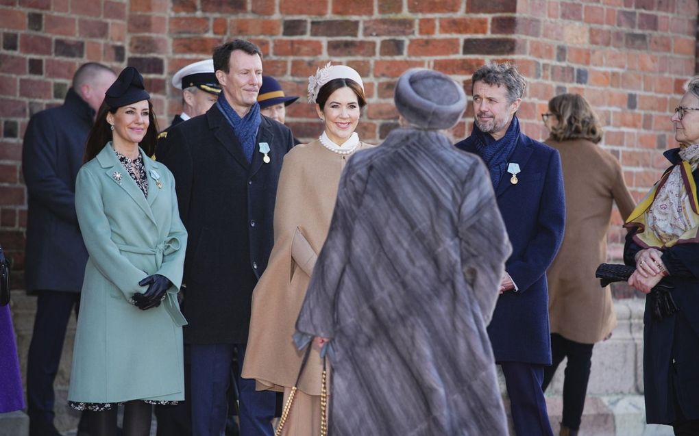 Koningin Margrethe II begroet haar zoons en haar schoondochters Marie en Mary. beeld EPA, Martin Sylvest