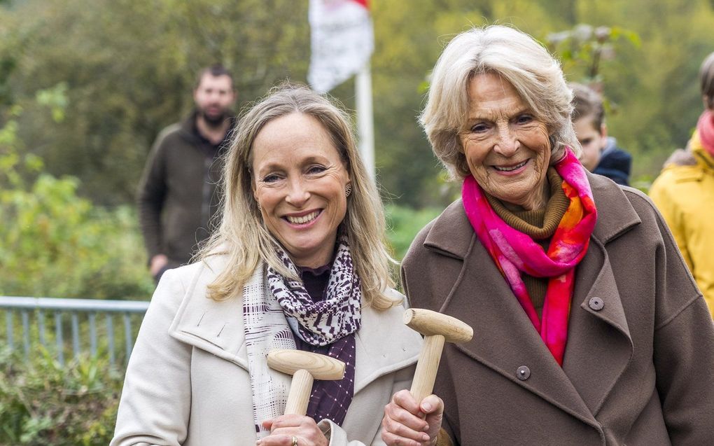 Prinses Margarita (l.) samen met haar moeder prinses Irene tijdens de Nationale Boomfeestdag in 2021. beeld ANP, LEX VAN LIESHOUT