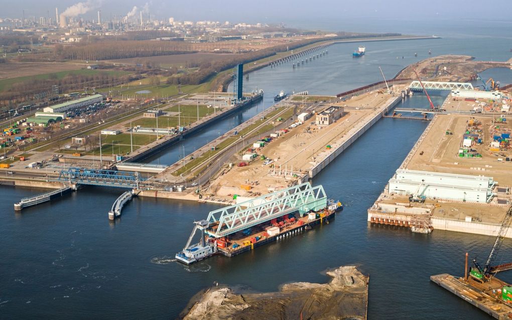 Een varend platform vervoert de tweede brug naar zijn plek. beeld Sassevaart