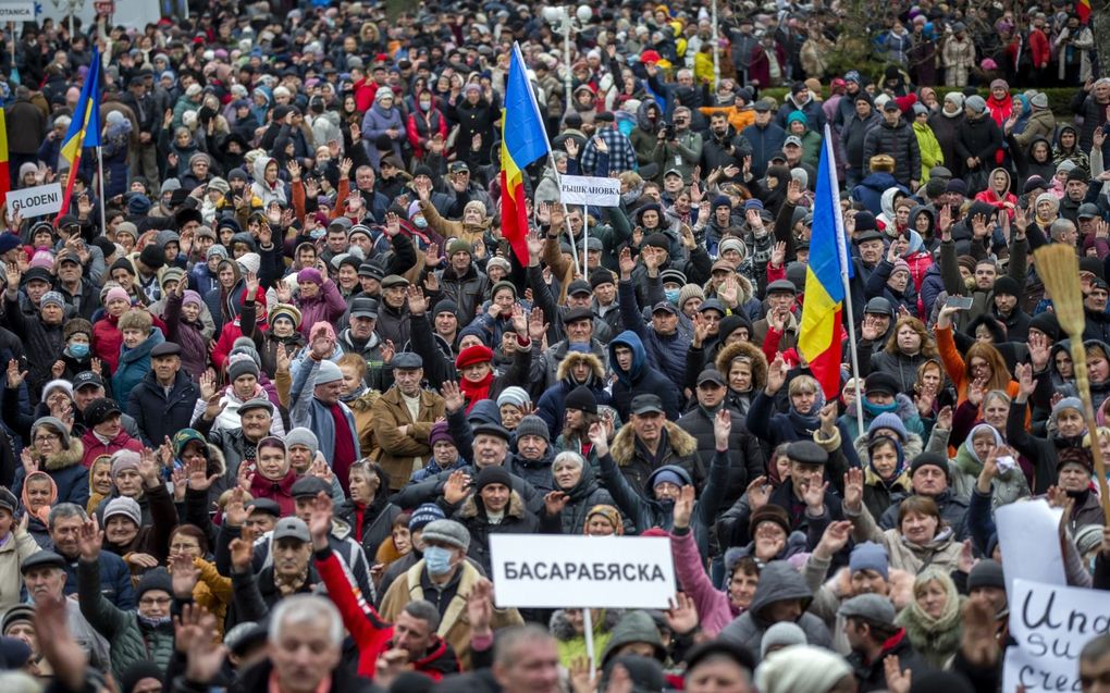 Moldaviërs protesteren dit weekeinde in de hoofdstad Chisinau tegen de torenhoge inflatie en andere sociaal-economische problemen in het land. beeld EPA, Dumitru Doru