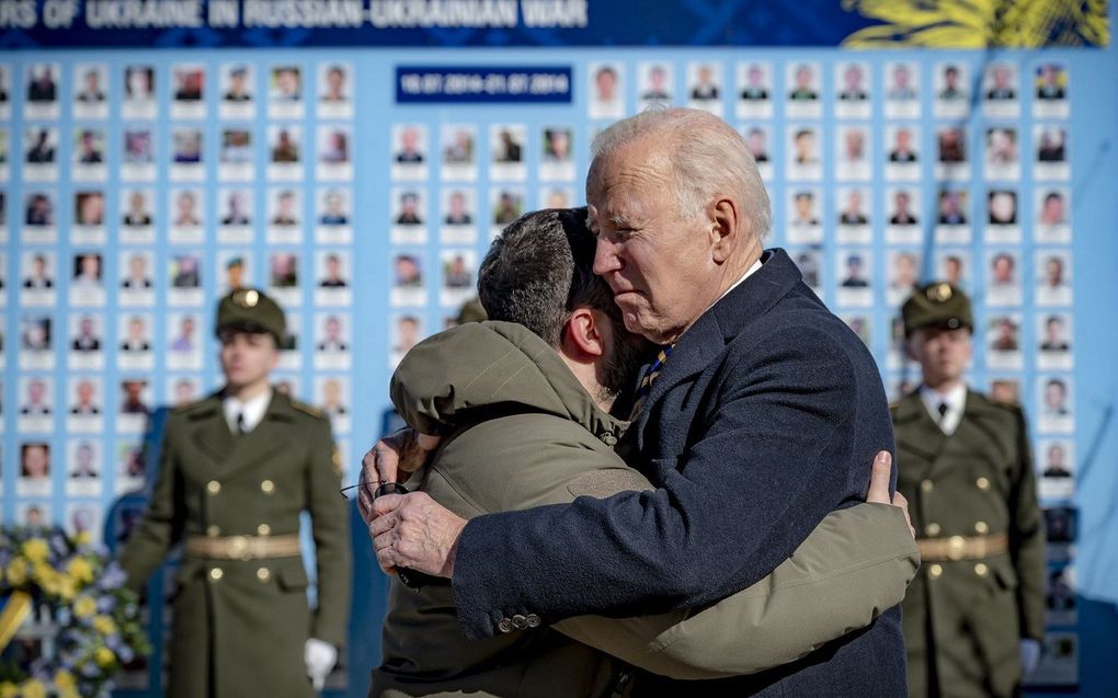 De Amerikaanse president Joe Biden en zijn Oekraïense ambtgenoot Volodimir Zelenski omhelzen elkaar maandag in Kiev. beeld EPA