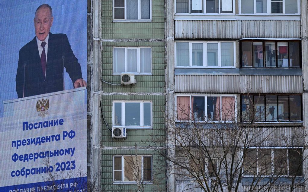 De Russische president Vladimir Poetin is tijdens zijn toespraak te zien op een groot videoscherm in Moskou. beeld AFP, Kirill KUDRYAVTSEV