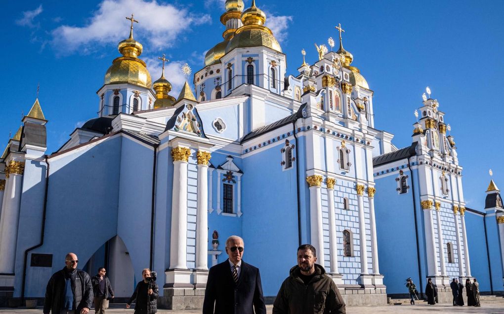 De Amerikaanse president Joe Biden maakt samen met president Volodimir Zelenski een ontspannen wandeling door Kiev. Even later loeit het luchtalarm. beeld AFP, Dimitar Dilkoff