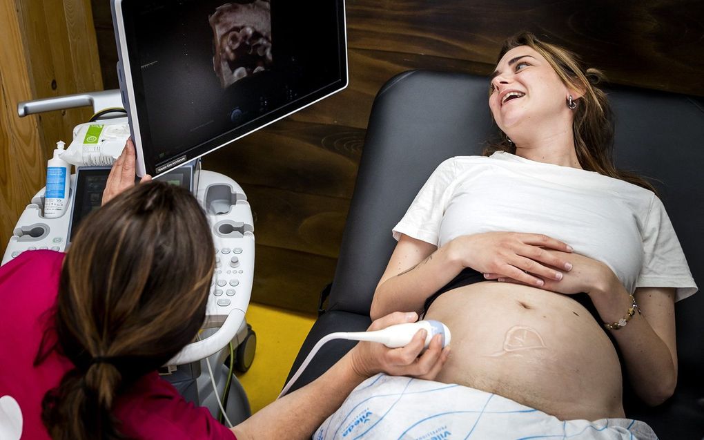 Een zwangere vrouw ondergaat een echo. beeld ANP, Remko de Waal