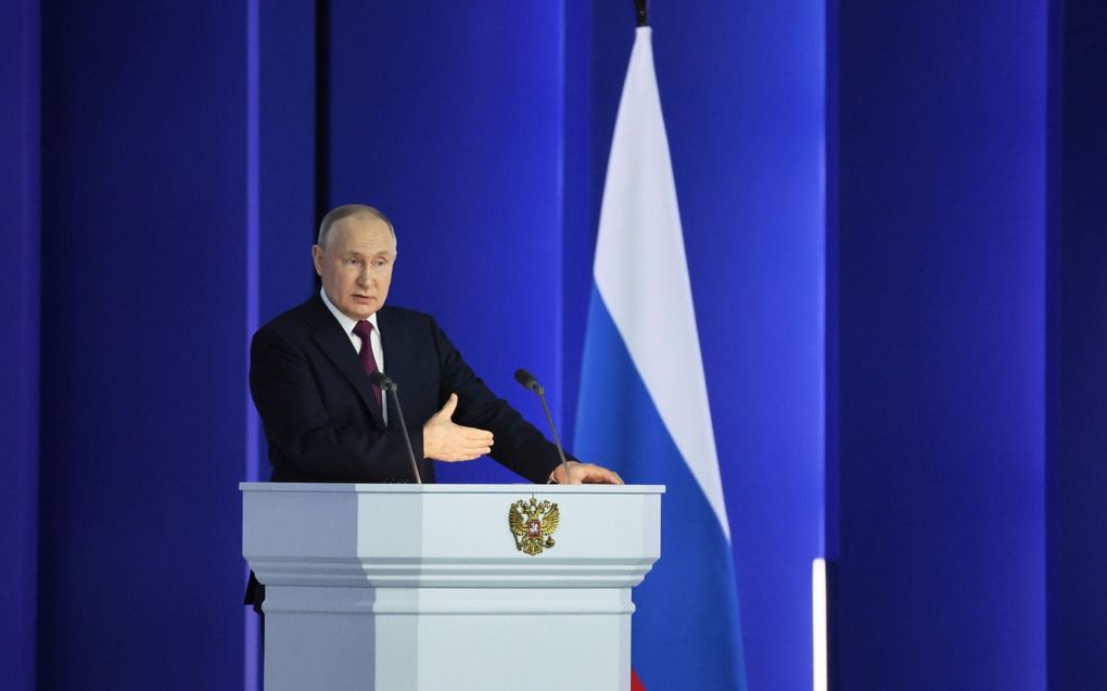 De Russische president Vladimir Poetin spreekt dinsdag het verenigde parlement in Moskou toe. beeld EPA, Sergei Savastianov