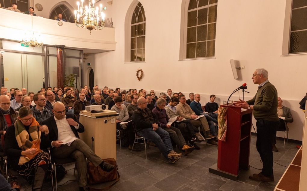 Dr. Bart Jan Spruyt spreekt tijdens een leeravond van ”De Leskamer” in de voormalige synagoge aan de Turfmarkt in Gouda. beeld Martin Droog