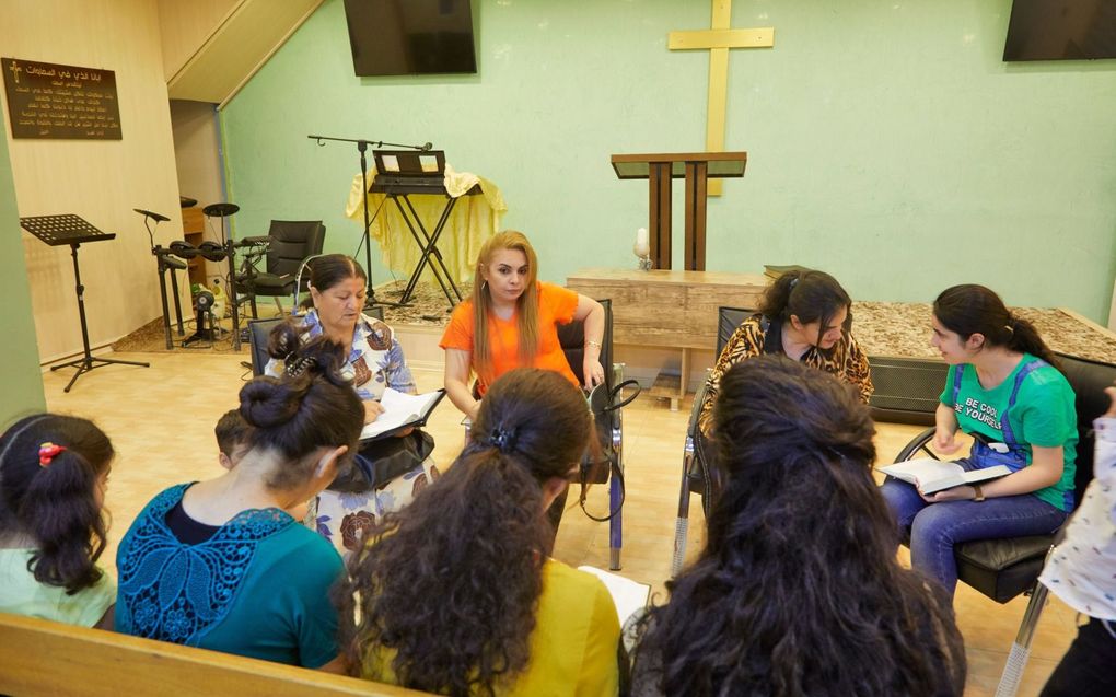 Terwijl haar man ds. Firas pastoraal werk verricht, leidt Rita (in oranje shirt) een Bijbelkring voor vrouwen. beeld Jaco Klamer