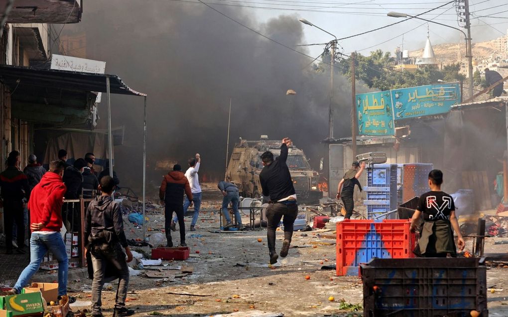 Palestijnen botsen woensdag met Israëlische troepen nadat bij een antiterreuroperatie in Nablus zeker elf doden vielen. beeld AFP, Zain Jaafar