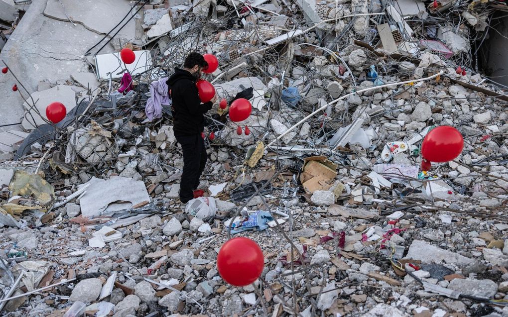 Langs een drukke weg in Antakya, Turkije, zijn deze rode ballonnen het „laatste speelgoed” voor de kinderen die omkwamen tijdens de recente aardbevingen. beeld AFP, Sameer Al-Doumy