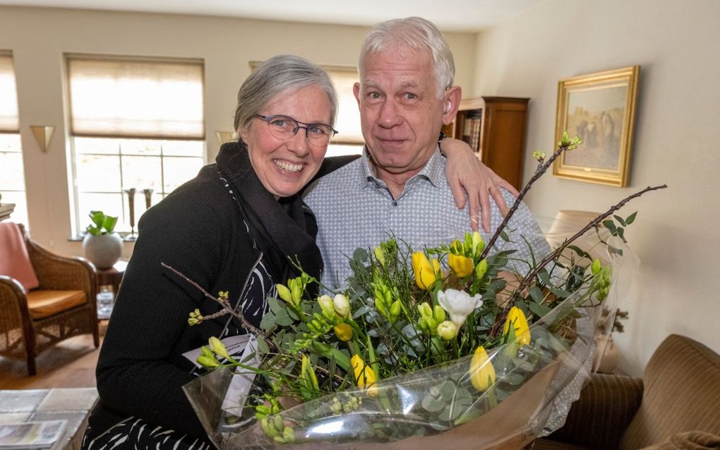 Rinus Geluk geeft zijn vrouw Gerda een bos bloemen. „Ze verdient het om in het zonnetje gezet te worden. Ze heeft elke dag pijn maar klaagt nooit.”