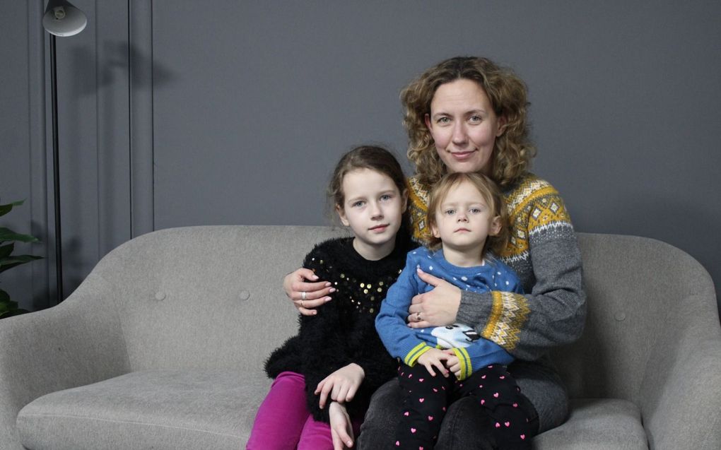 Natalja Mariljak (34) met dochters Emilija (7) en Anna (3). beeld Floris Akkerman