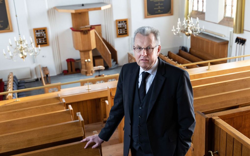 Ds. N. den Ouden in de hersteld hervormde kerk in Leerbroek. beeld RD, Anton Dommerholt