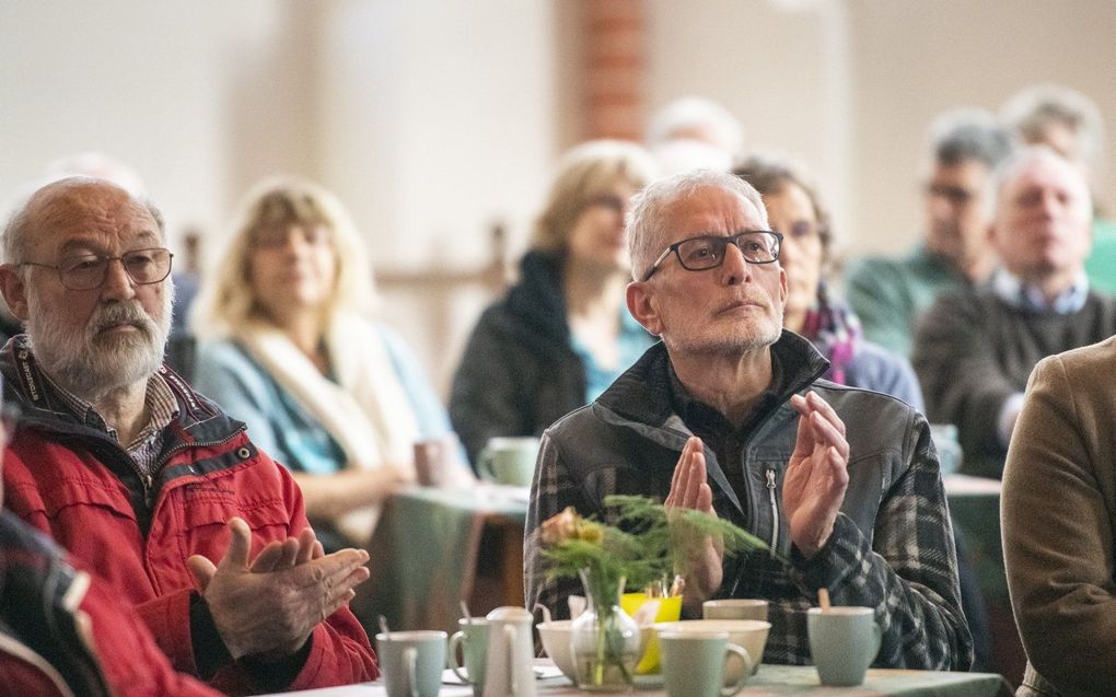 Bewoners van het aardbevingsgebied kijken in de Petrus en Pauluskerk naar de presentatie van het eindrapport van de parlementaire enquêtecommissie aardgaswinning die plaatsvindt in boerderij De Diek’n in Zeerijp. beeld ANP, JILMER POSTMA