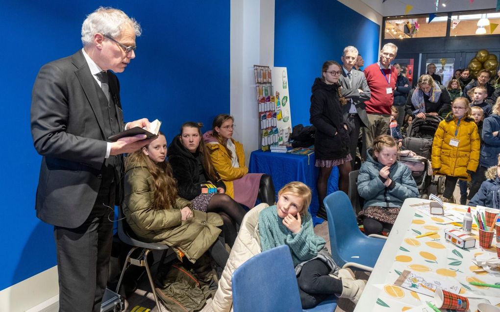 Ds. M. Boersma opende vrijdagmiddag ontmoetingsruimte ”De Schatkamer”, een initiatief van de gereformeerde gemeente te Middelburg-Zuid. beeld Dirk-Jan Gjeltema