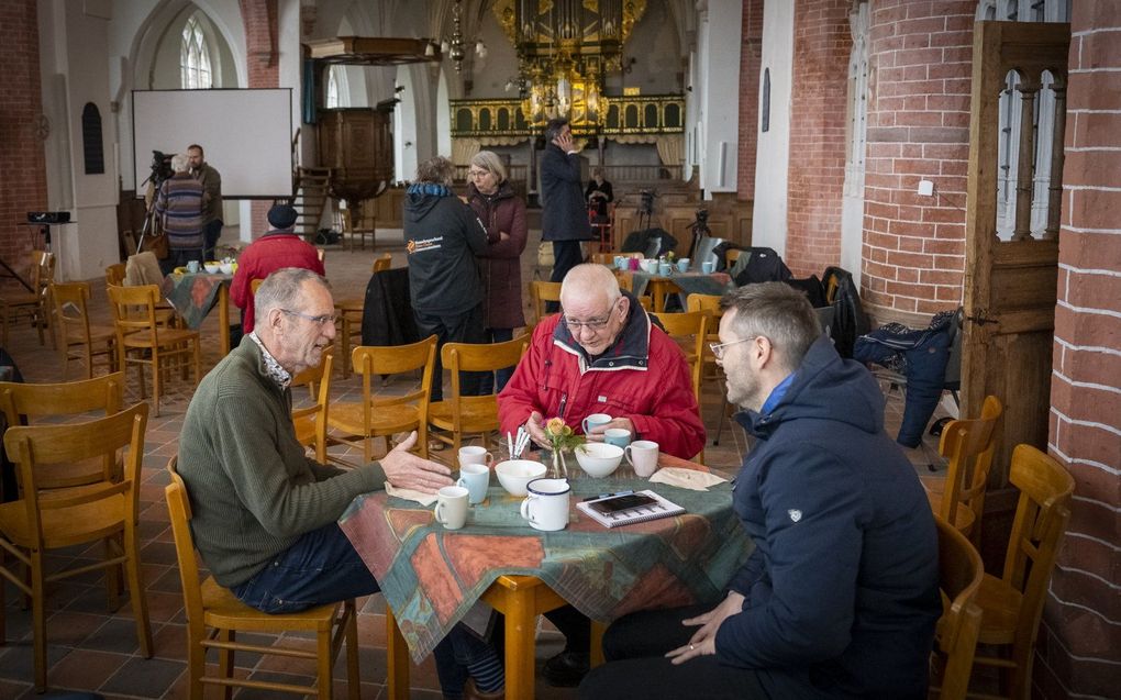 Bewoners van het aardbevingsgebied kijken in de Petrus en Pauluskerk naar de presentatie van het eindrapport van de parlementaire enquêtecommissie aardgaswinning die plaatsvindt in boerderij De Diek’n in Zeerijp. beeld ANP, JILMER POSTMA