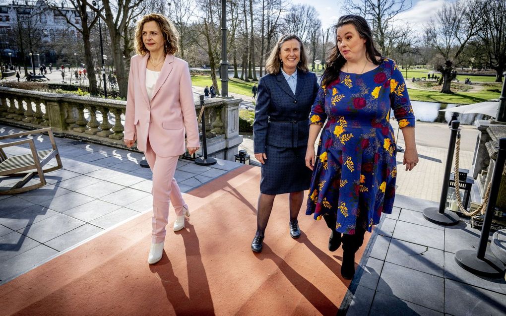 Edith Schippers (VVD) Annabel Nanninga (JA21) en Marjolein Faber (PVV) na het Grote Lijsttrekkersdebat van Omroep WNL. beeld ANP, ROBIN UTRECHT