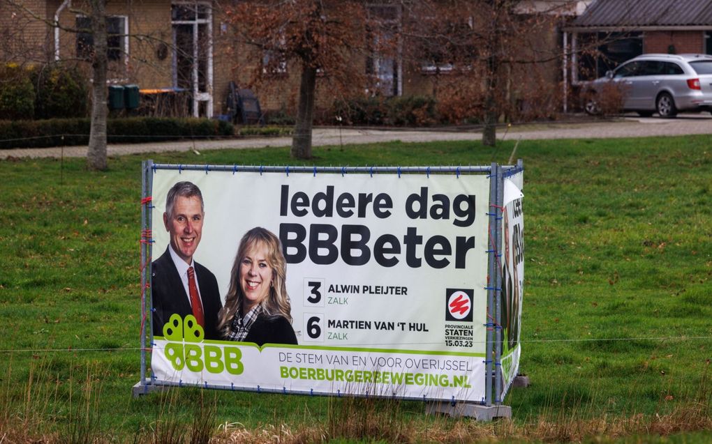 Een campagnespandoek van de BBB voor de provinciale verkiezingen in de tuin van een boerderij aan de Wittensteinse Allee in Kamperveen. beeld Freddy Schinkel