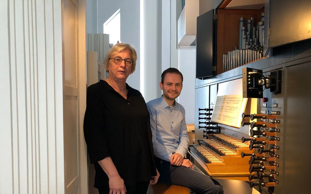 Elsbeth Gruteke op bezoek bij organist Rik Melissant. beeld EO-NPO Radio 4