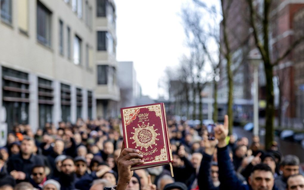 Deelnemers aan een demonstratie tegen moslimhaat, eerder dit jaar. Aanleiding was de actie van een voorman van de anti-islambeweging Pegida die een koran verscheurde op de stoep voor de tijdelijke Tweede Kamer. beeld ANP, ROBIN VAN LONKHUIJSEN