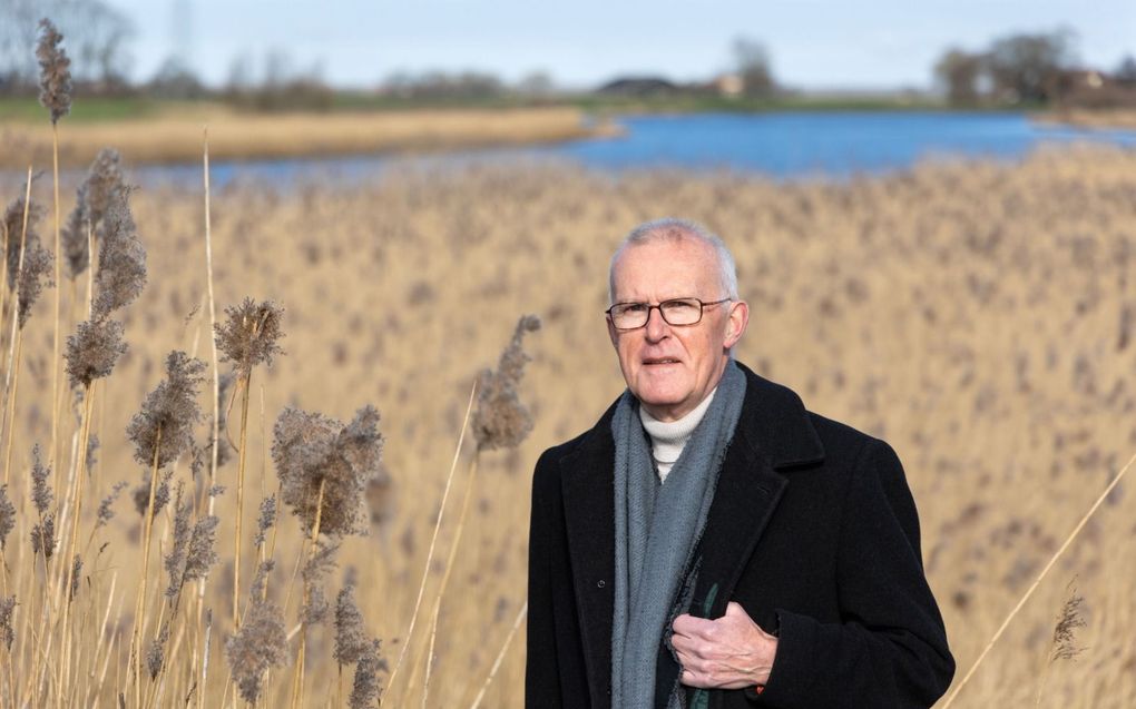 Ds. G. van den Berg bij het Ganzendiep in zijn woonplaats Grafhorst, waar hij graag wandelt. De emeritus predikant staat 25 jaar in het ambt. beeld RD, Anton Dommerholt