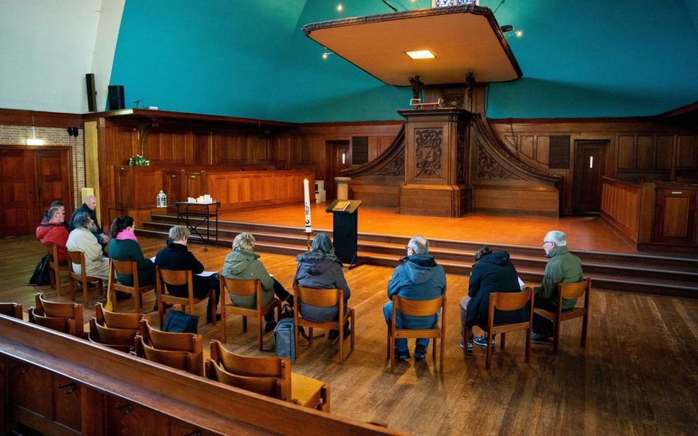 In de Prinsekerk in Rotterdam komen mensen samen voor een getijdengebed van het stadsklooster. beeld Cees van der Wal