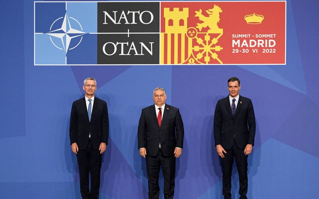 De Hongaarse premier Viktor Orbán poseert op 29 juni 2022 met NAVO-chef Jens Stoltenberg (l.) en de Spaanse premier Pedro Sanchez (r.) tijdens een top van het bondgenootschap in Madrid. beeld AFP, Pierre-Philippe Marcou