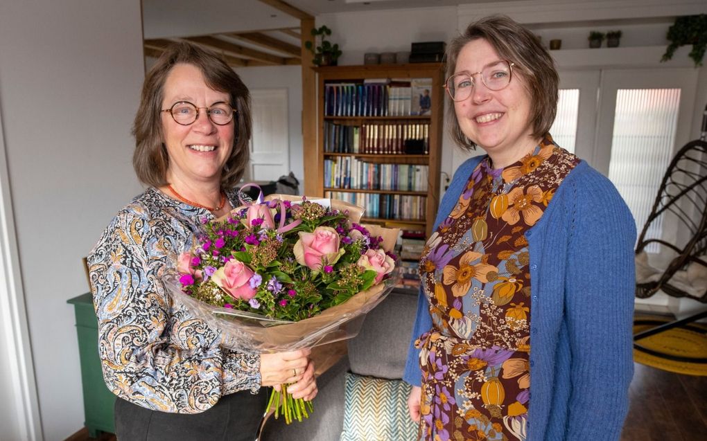 Johanna Hoekman (r.) geeft haar vriendin Ineke Schipaanboord een bloemetje.  „Ze was de eerste die voor mij klaar stond.”