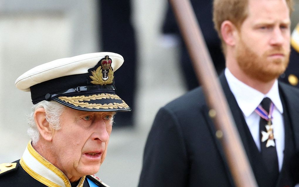 Koning Charles (l.) en prins Harry tijdens de begrafenis van koningin Elizabeth vorig jaar september. beeld AFP, HANNAH MCKAY