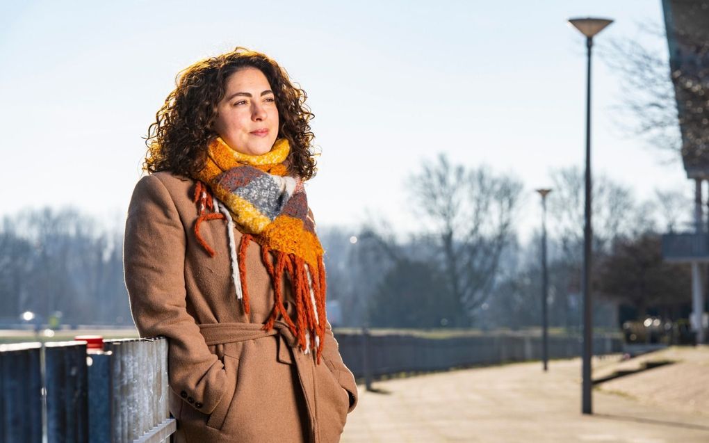 Cristina Popescu groeide op in Roemenië en woont sinds 2015 in Rotterdam, waar ze onder meer veldwerker voor Oost-Europese migranten is. beeld Cees van der Wal